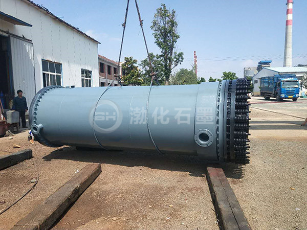 大型石墨蒸发器（配套釜罐）准备装车发往江苏