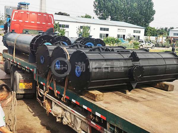 双向防腐石墨设备壳体石墨换热器装车发往临沂化工厂