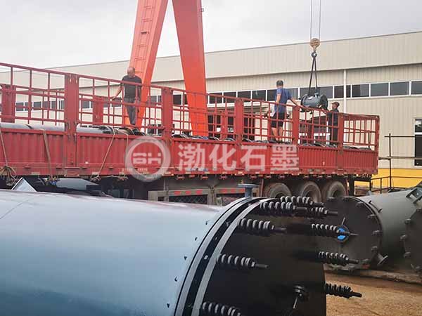 19500彩票网石墨换热器设备产品装货工作中